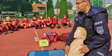 Ratownik w policyjnym mundurze