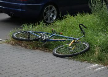 Potrącenie rowerzystów w Lesznie. Są ranni (ZDJĘCIA)