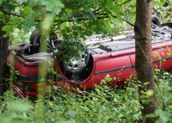 Samochód dachował i wylądował w rowie. Co było przyczyną? (ZDJĘCIA)