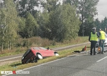 Czołowe zderzenie na obwodnicy. Strażacy musieli wydostać jednego z kierowców. (ZDJĘCIA)