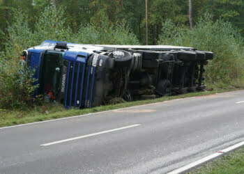 Ciężarówka przewróciła się na pobocze. Posypały się buraki (ZDJĘCIA)