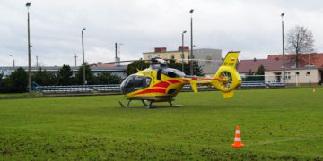Lądował śmigłowiec ratunkowy, nie było wolnej karetki. Do akcji wkroczyli strażacy (ZDJĘCIA)