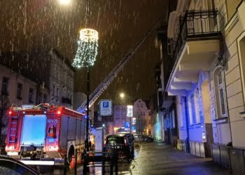 Interwencja straży na ulicy Chrobrego. Droga zablokowana! (ZDJĘCIA)