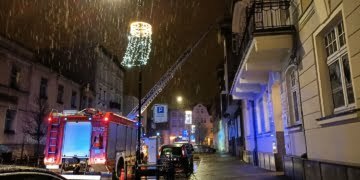 Interwencja straży na ulicy Chrobrego. Droga zablokowana! (ZDJĘCIA)