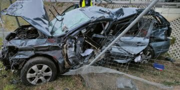 Tragedia na ekspresówce. Samochód przebił bariery energochłonne i uderzył w filar