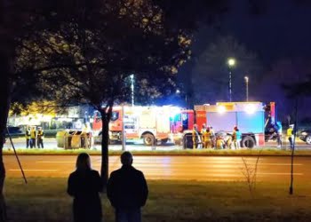 Wypadek na Alejach Konstytucji 3 Maja. Dachowało auto