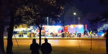 Wypadek na Alejach Konstytucji 3 Maja. Dachowało auto