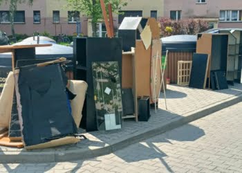 Stare meble przy śmietnikach. Takie odpady należy odwieźć na PSZOK.