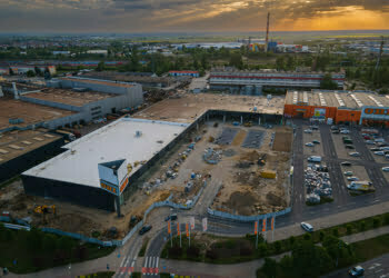 Jak przebiega budowa nowego parku handlowego? Zobacz film!