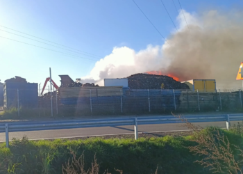 Ogromny słup dymu w Wilkowicach. Wybuchł pożar składowiska (ZDJĘCIA)