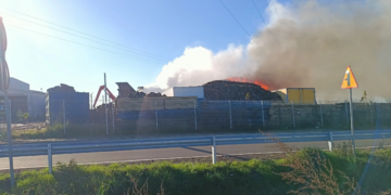 Ogromny słup dymu w Wilkowicach. Wybuchł pożar składowiska (ZDJĘCIA)