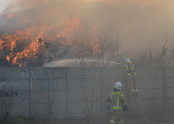 Zobaczcie zdjęcia z akcji gaśniczej w Wilkowicach. Przed strażakami jeszcze kilka godzin działań (zdjęcia)