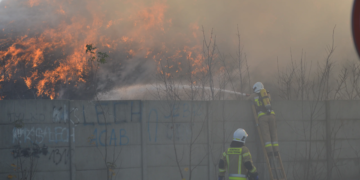 Zobaczcie zdjęcia z akcji gaśniczej w Wilkowicach. Przed strażakami jeszcze kilka godzin działań (zdjęcia)