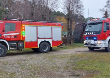 Akcja na jeziorze. Strażacy usuwają nieznaną substancję (zdjęcia)