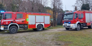 Akcja na jeziorze. Strażacy usuwają nieznaną substancję (zdjęcia)
