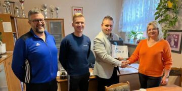 „Defibrylator w Koniorze” – świetna szkolna inicjatywa. Udało się zakupić urządzenie ratujące życie