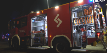 Były race i fajerwerki – tak powitano nowy wóz strażacki (FILM)