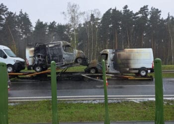 Zapaliły się trzy dostawczaki na lawecie. Straty są spore (zdjęcia)
