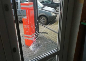 Wściekł się i uszkodził drzwi wejściowe