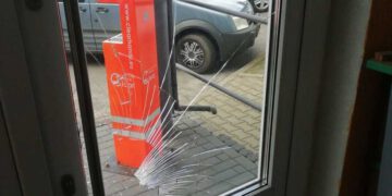 Wściekł się i uszkodził drzwi wejściowe