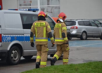 W sklepie unosił się dziwny zapach. Interweniowali strażacy z grupy chemicznej (zdjęcia)