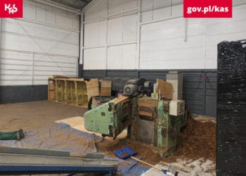 Krajalnia tytoniu w Lesznie. Celnicy zatrzymali sześć osób (zdjęcia)