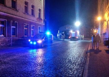 Z kamienicy posypał się tynk na chodnik (zdjęcia)