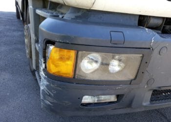 Szereg usterek wykryli inspektorzy ITD. Z ciężarówki wyciekały płyny (zdjęcia)