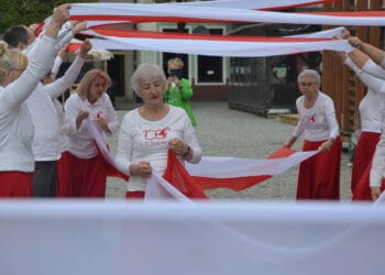 Zatańczyli pod Ratuszem. Pojawiła się też ogromna flaga (zdjęcia)