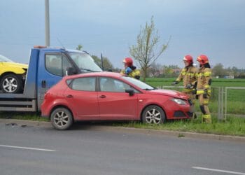 Nieprawidłowo zawróciła i uderzyła w autolawetę. Jedna osoba trafiła do szpitala (zdjecia)