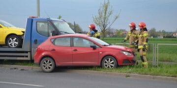 Nieprawidłowo zawróciła i uderzyła w autolawetę. Jedna osoba trafiła do szpitala (zdjecia)