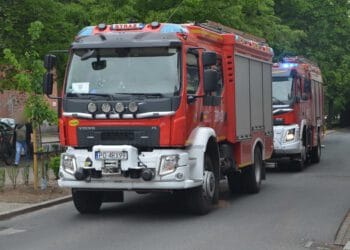 Pożar kamienicy w Lesznie? Ktoś wprowadził w błąd strażaków (zdjęcia)