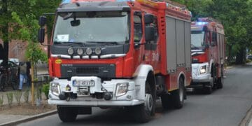 Pożar kamienicy w Lesznie? Ktoś wprowadził w błąd strażaków (zdjęcia)