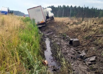 Ciężarówka wpadła do rowu, a osobówka wpadła w poślizg. Dwie kolizje na S5