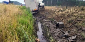 Ciężarówka wpadła do rowu, a osobówka wpadła w poślizg. Dwie kolizje na S5