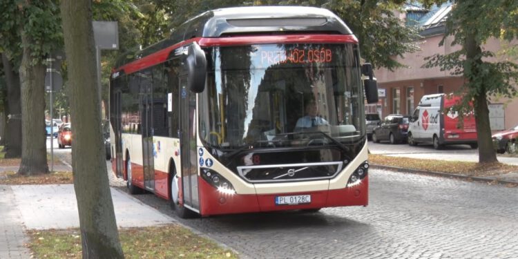 7149682523515520349418557302217093586354176n1140x5701   Komunikacja Miejska 13 Października 2023 71496825 2351552034941855 7302217093586354176 n 1140x570 1