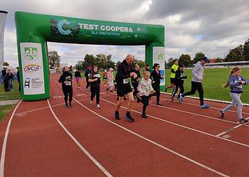 Jesienna odsłona Testu Coopera właśnie trwa! Pomimo trudnych warunków biegają młodsi oraz starsi (zdjęcia)