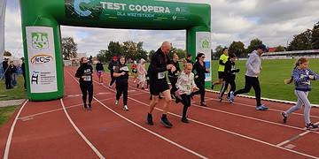 Jesienna odsłona Testu Coopera właśnie trwa! Pomimo trudnych warunków biegają młodsi oraz starsi (zdjęcia)