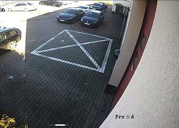 Skrajna nieodpowiedzialność kierowców. Parkowali przed remizą