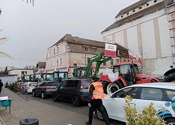 Rolnicy przybyli na konwencję PiS w Lesznie. Chcieli rozmów z politykami