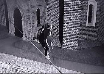 Wybił witraże oraz zniszczył baner wyborczy. Wszystko tej samej nocy