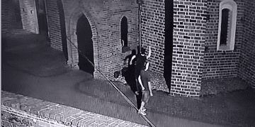 Wybił witraże oraz zniszczył baner wyborczy. Wszystko tej samej nocy