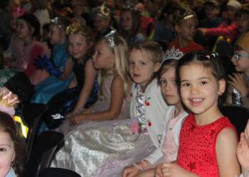 II LO integruje pokolenia. Wspólna zabawa na scenie w przedstawieniu „Kopciuszek”