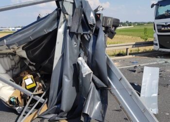 Droga S5 w kierunku Poznania zablokowana! Zderzenie ciężarówki i dostawczaka