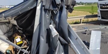 Droga S5 w kierunku Poznania zablokowana! Zderzenie ciężarówki i dostawczaka