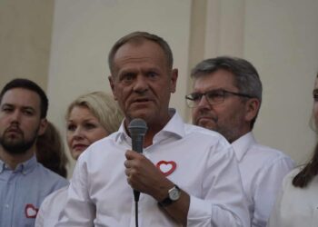 Dramatyczna sytuacja powodziowa w Polsce: Premier Tusk mobilizuje śmigłowce