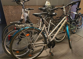 Seryjny złodziej rowerów w rękach policjantów