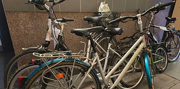 Seryjny złodziej rowerów w rękach policjantów