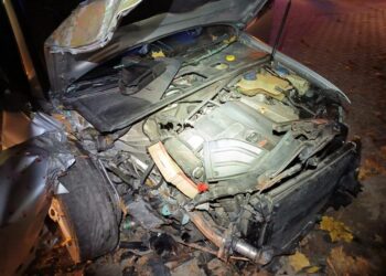 Pijany obywatel Ukrainy uderzył samochodem w przydrożne drzewo