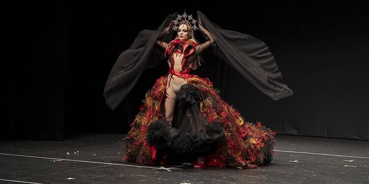 SzmaragdowyGuzik005    2 Listopada 2024 Szmaragdowy guzik 005